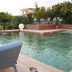 Clementina فندق بومبيي